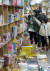 지난달 28일 서울 종로구 창신동 문구거리 아담 문구사에서 학부모들이 자녀와 함께 새학기 학용품을 고르고 있다. 뉴스1