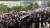 3일 오후 대구 수성구 대구고등법원 앞에서 윤석열 검찰총장이 하차한 뒤 직원들과 인사하고 있다. 김정석 기자