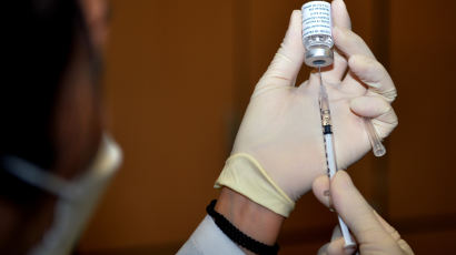 군에서도 백신 접종 시작…의료인 2400여명 대상