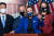 2월 13일, 트럼프 대통령에 대한 탄핵을 주도하는 펠로시 의장. 푸른 재킷에 푸른 마스크를 썼다. 흰색 점 무늬의 마스크가 강한 인상을 준다. AFP=연합뉴스