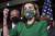 지난 2월 26일 코로나 19와 관련한 법률에 대한 기자회견. 녹색 상의와 목걸이에 맞춰 녹색 바탕에 꽃무늬 수를 놓은 마스크를 착용했다. EPA=연합뉴스