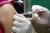 2일 대전 서구에서 요양보호사들이 신종 코로나바이러스 감염증(코로나19) 아스트라제네카 백신을 접종받고 있다. 뉴스1