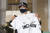 미국 프로야구 메이저리그 텍사스 레인저스에서 활약하다 신세계그룹 이마트 야구단에 입단한 추신수가 2월 25일 인천공항에서 유니폼을 들어 보이고 있다. 연합