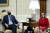 2월 5일 백악관에서 바이든 대통령을 만나 코로나 대책을 논의하는 펠로시 의장. 빨강 옷과 마스크를 썼디. 바이든 대통령의 검은 마스크와 비교된다. EPA=연합뉴스