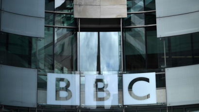 "저 사람 누구야?" BBC, 가짜 美상원의원 인터뷰 '망신살' 