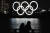 3일 시민들이 도쿄 오다이바에 있는 올림픽 조형물을 바라보고 있다. [AP=연합뉴스]