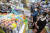 새학기 등교를 하루 앞둔 지난 1일 서울 종로구 창신동 문구거리에서 학부모들이 자녀와 함께 학용품을 고르고 있다. [뉴스1]