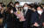 4일 사의를 표명한 윤석열 검찰총장이 직원들과 인사를 나눈 뒤 꽃다발을 들고 대검찰청 청사를 나서고 있다. 김경록 기자