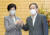 스가 요시히데 일본 총리(오른쪽)와 고이케 유리코 도쿄도지사. [연합뉴스]
