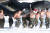 2017년 1월 한미해병대원이 강원도 황병산 산악 종합훈련장에서 보트를 머리에 이고 달리는 훈련을 하고 있다. 중앙포토