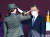 문재인 대통령이 5일 대전광역시 국군간호사관학교에서 열린 제61기 졸업 및 임관식에서 졸업생도와 경례하고 있다. 청와대사진기자단