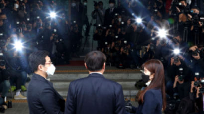 [사설] 결국 임기 못 채우고 사퇴한 윤석열 검찰총장