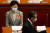5일 오전 베이징 인민대회당에서 열린 전인대 개막식에 앞서 캐리람(왼쪽) 홍콩 행정장관 앞으로 왕이(오른쪽) 중국 외교부장이 지나가고 있다. [연합=로이터] 