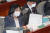 이정옥 여성가족부 장관이 5일 서울 여의도 국회에서 열린 예산결산특별위원회 전체회의에서 의원들 질의에 답변하고 있다. 뉴스1