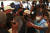 나이브 부켈레 엘살바도르 대통령이 지난달 28일(현지시간) 자신의 지지자와 함께 셀카를 찍고 있다. [AP=연합뉴스]