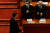 둥젠화(오른쪽) 전 홍콩 행정장관이 5일 오전 베이징 인민대회당에서 열린 전인대 개막식에서 시진핑(왼쪽) 중국 국가주석이 입장하자 일어서 박수를 치고 있다. [연합뉴스=로이터]