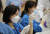 의료진 대상 신종 코로나 바이러스 감염증(코로나19) 백신 자체 접종이 실시된 가운데 5일 서울 종로구 서울대병원에서 간호사가 아스트라제네카 백신을 주사기에 주입하고 있다. 뉴스1 