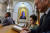 이라크 북부 기독교도 마을인 쿠라코시의 시리아 가톨릭 교회 소속 성모마리아 교회에서 지난달 28일 신자들이 미사를 보고 있다. AFP=연합뉴스 