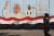 이라크 바그다드의 기독교 교회에 프란치스코 교황의 방문을 환영하는 벽화가 이라크 국기와 함께 그려져 있다. 이라크 국기의 가운데에 아랍어로 '신은 위대하다'는 뜻의 '알라후 아크바르다'가 적혀 있다. 이슬람에서 기도시간을 알리는 아잔을 할 때나 감탄할 일이 있을 때, 용기를 북돋울 때 흔히 하는 말이다. AFP=연합뉴스 