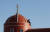 I이라크 기독교도들이 지난 2월 23일 북부 기독교 마을인 카라코시에 있는 성모마리아 교회의 지붕을 청소하고 있다. AP=연합뉴스 