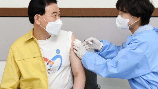 권영진·서정협·박성수…‘백신 솔선수범’ 연기한 사연 알아보니