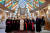 프란치스코 교황이 3월 5일 이라크 바그다드의 시리아가톨릭교회 소속 구원의 성모 교회에서 행사를 마친 뒤 현지 지도자와 수행원과 함께 기념촬영을 하고 있다. AFP=연합뉴스 