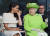 마클 왕자비가 왕실에 들어온 초기였던 2018년 6월의 모습. 여왕 엘리자베스 2세의 이야기를 경청하고 있다. AFP=연합뉴스