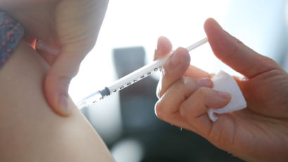 [단독] "아스트라 백신 65세 이상 접종, 이달 말 시작한다"