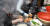 7일 아프리카TV 생방송 중 부산의 한 돼지국밥집에서 먹다 남은 김치 그릇에 새로운 김치를 더하는 장면이 포착됐다. 사진 아프리카TV