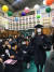 대면 졸업식이 진행된 학교 강당에서 기념사진을 남긴 김태인 학생모델.