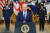 조 바이든 미국 대통령이 8일(현지시간) 백악관 이스트룸에서 재클린 반 오보스트 대장과 로라 리처드슨 육군 중장을 각각 수송사령관과 남부사령관에 지명한다고 발표했다. 바이든 대통령의 뒤에 오보스트 대장(왼쪽)과 리처드슨 중장(오른쪽) 서있다. [AFP=연합뉴스]