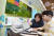 LG유플러스 임직원이 자녀와 함께 'U+희망도서' 제작에 참여하고 있다. [사진 LG유플러스]