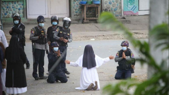 수녀와 무릎 꿇더니…그 앞서 청년 2명 총쏴죽인 미얀마 軍