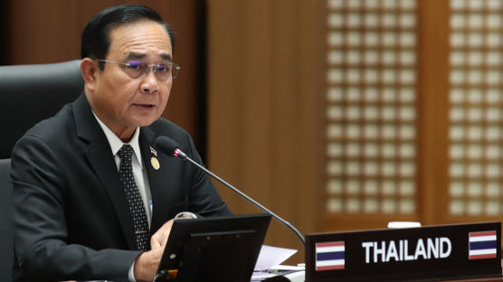 태국 총리, 기자회견서 짜증나자 기자들에게 손소독제 뿌려
