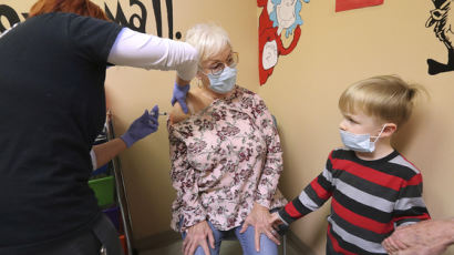 미국 CDC “백신 접종 완료자끼리는 마스크 안 써도 돼”