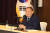 10일 일본 도쿄 주일 한국대사관에서 기자들의 질문에 답하고 있는 강창일 주일대사. [사진 주일한국대사관]