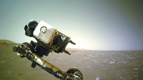 [사진] 로봇팔 점검하는 미국 화성탐사 로버