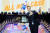 오비맥주 배하준 사장이 12일 오전 서울 세빛섬에서 개최된 기자간담회 무대에서 신제품 '올 뉴 카스'를 들고 포즈를 취하고 있다.j [사진 오비맥주]