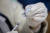 11일 서울 중랑구 보건소에서 한 직원이 신종 코로나바이러스 감염증(코로나19) 아스트라제네카(AZ) 백신 접종을 준비하고 있다. 뉴스1