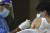아랍에미리트 두바이 한 남성이 코로나19 백신인 중국의 시노팜 백신을 접종하고 있다. AP=연합뉴스