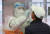 13일 오전 서울 중구 봉래동 서울역 광장에 마련된 신종 코로나바이러스 감염증(코로나19) 임시선별진료소에서 의료진이 시민들의 검체를 채취하고 있다. 뉴스1
