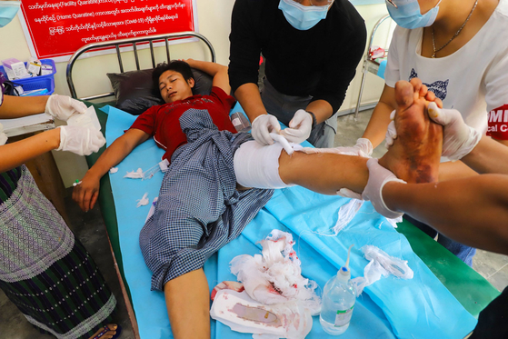 지난 13일 미얀마 만달레이에서 열린 시위에서 부상을 입은 시위자가 치료를 받고 있다. [AFP=연합뉴스]