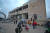 터키 국경과 가까운 시리아 서북부 이들립의 국내 피란민 킴프에서 지난 3월 2일 어린이들이 놀고 있다. 뒤에 보이는 것이 전투로 심하게 훼손된 학교 건물이다. 아직 어린이들에 대한 교육은 시작하지 못하고 있다. AFP=연합뉴스 