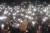 13일(현지시간) 영국 수백명의 여성들이 런던 클래팜 커먼의 밴드 스탠드에 모여 납치, 살해 당한 30대 여성 사라 에버라드를 추모했다. 집회 참석자들은 에버라드가 실종 전 마지막으로 목격된 시간인 밤 9시30분에 핸드폰 불빛을 밝혔다. [AFP=연합뉴스]
