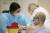 이탈리아 로마의 한 의료센터에서 남성이 아스트라제네카 코로나19 백신을 맞고 있다. [AP=연합뉴스]