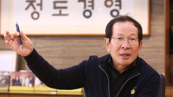 교촌치킨 권원강 창업주 “사재 100억 사회 환원”