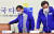 더불어민주당 이낙연 상임선대위원장(오른쪽)과 김태년 대표 직무대행이 15일 국회에서 열린 중앙선대위회의에 참석하고 있다. 연합뉴스