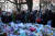 13일(현지시간) 영국 런던의 클라팜 밴드 스탠드의 추모 현장에 모인 수백 명의 여성들. [로이터=연합뉴스]