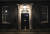 영국 총리 보리스 존슨과 그의 약혼녀 캐리 시몬즈가 13일(밤) 총리 관저 대문 앞에 촛불을 켜 사라 에버라드 추모 행렬에 동참했다. [AP=연합뉴스] 