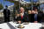 베냐민 네타냐후 이스라엘 총리가 지난 7일 재개장한 식당에서 음식을 먹고 있다. 그는 코로나19 백신을 두 차례 모두 맞았다. [AFP=연합뉴스]
